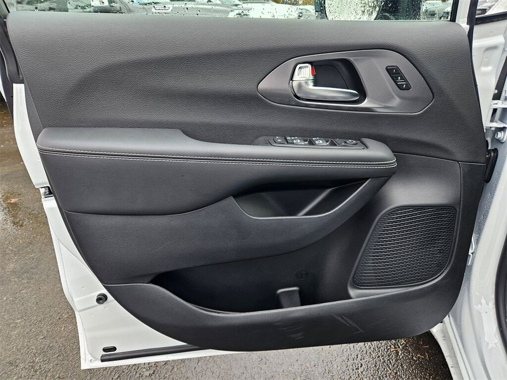 2026 Chrysler Pacifica Select Gresham OR