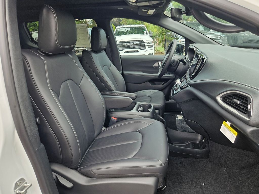 2026 Chrysler Pacifica Select Gresham OR