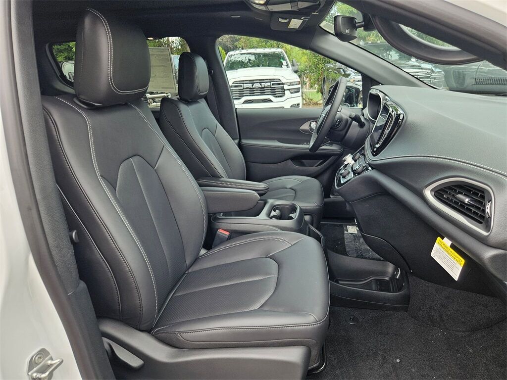 2026 Chrysler Pacifica Select Gresham OR