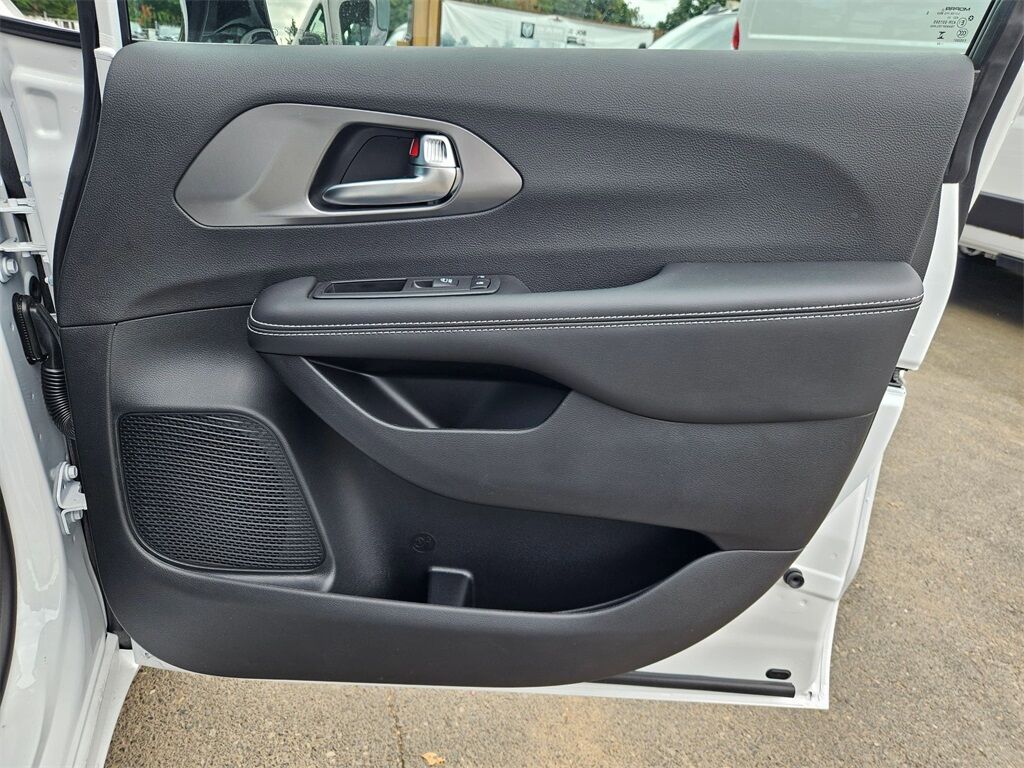 2026 Chrysler Pacifica Select Gresham OR