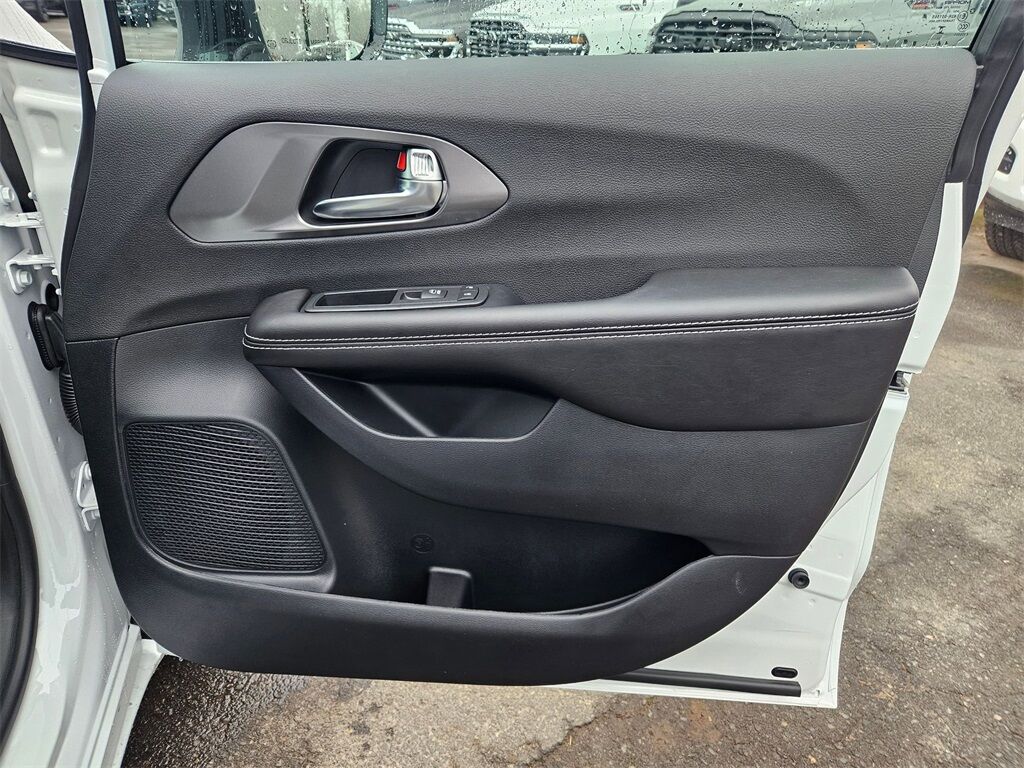 2026 Chrysler Pacifica Select Gresham OR