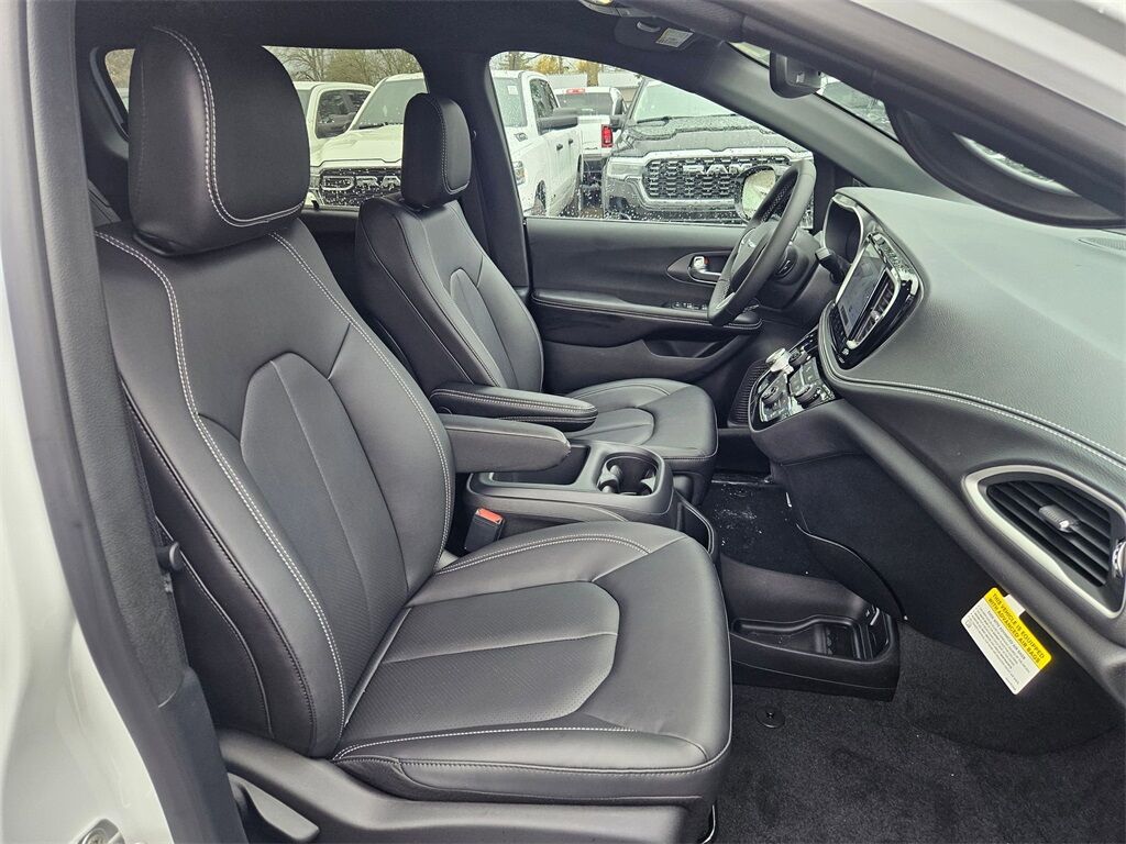 2026 Chrysler Pacifica Select Gresham OR