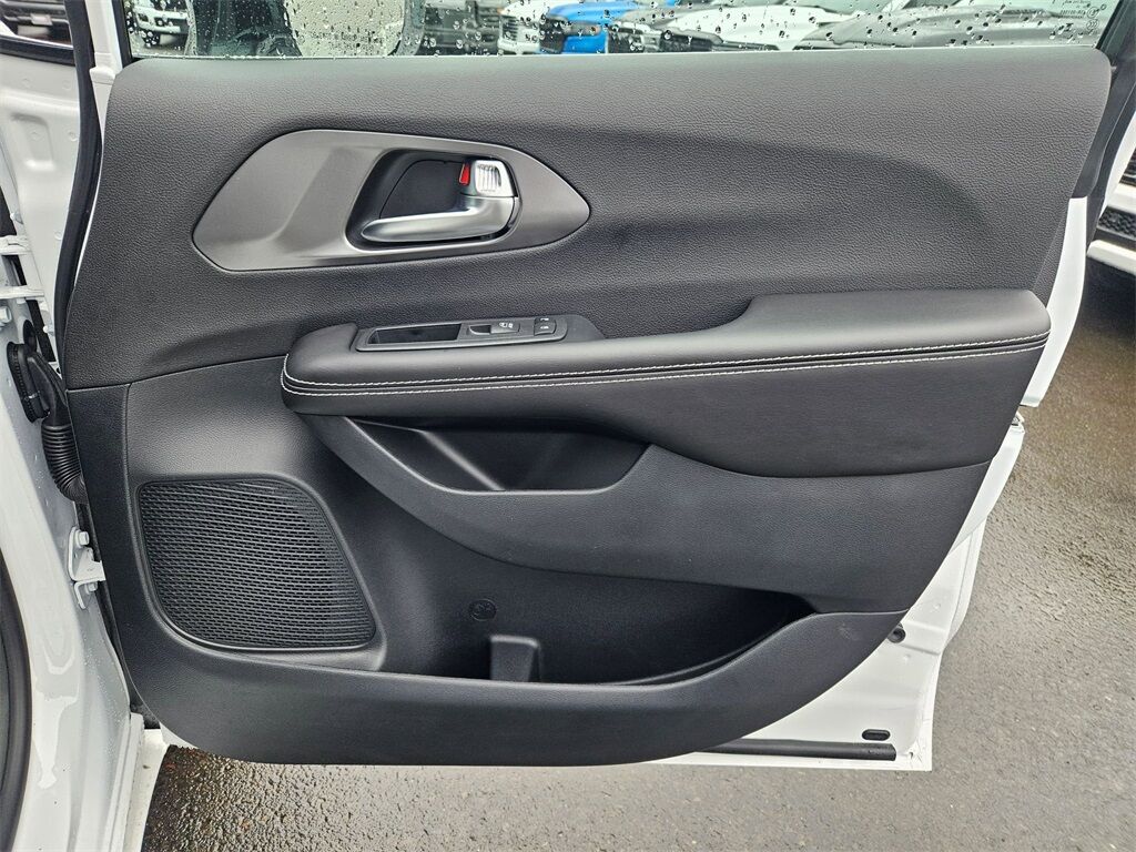 2026 Chrysler Pacifica Select Gresham OR