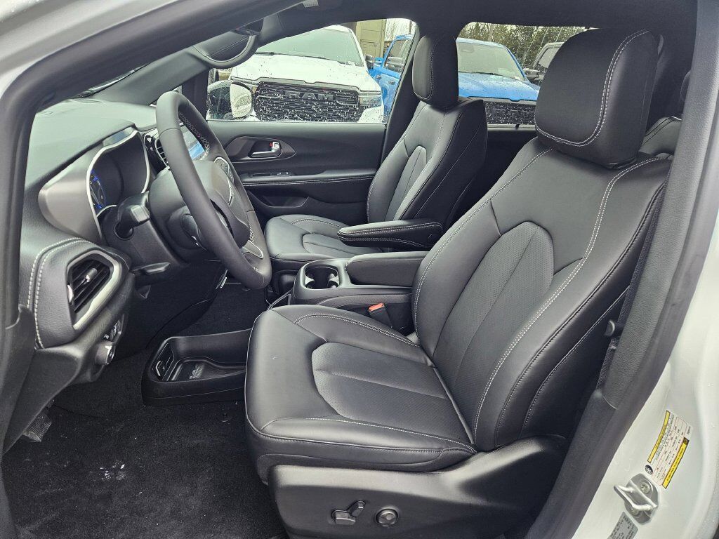 2026 Chrysler Pacifica Select Gresham OR