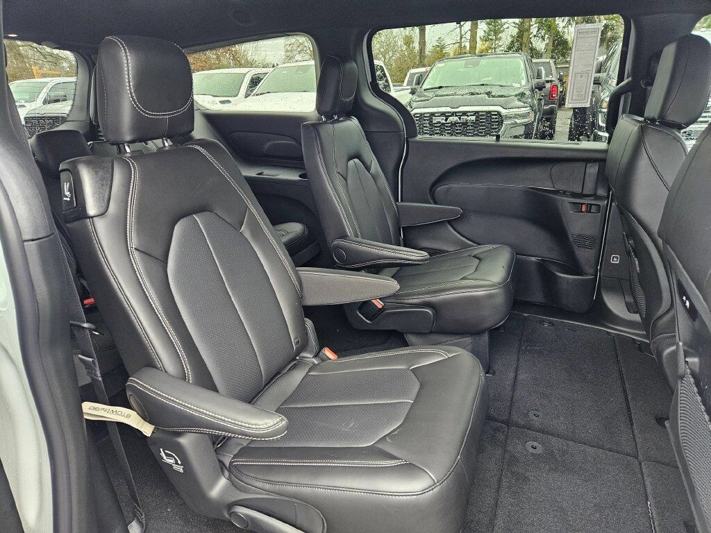 2026 Chrysler Pacifica Select Gresham OR