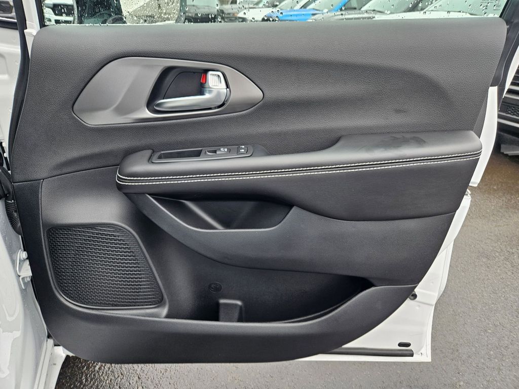 2026 Chrysler Pacifica Select Gresham OR