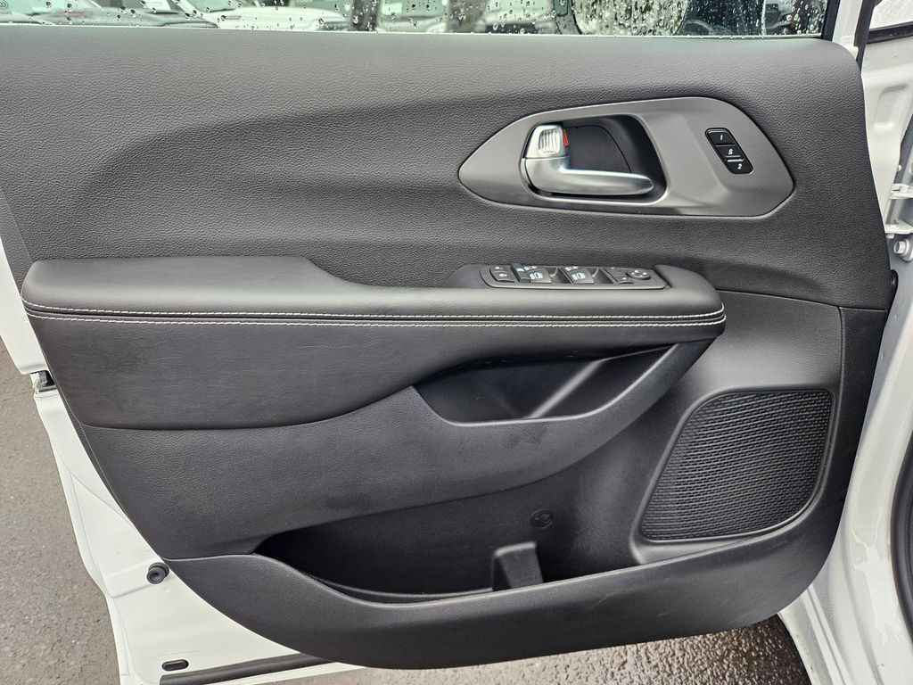 2026 Chrysler Pacifica Select Gresham OR