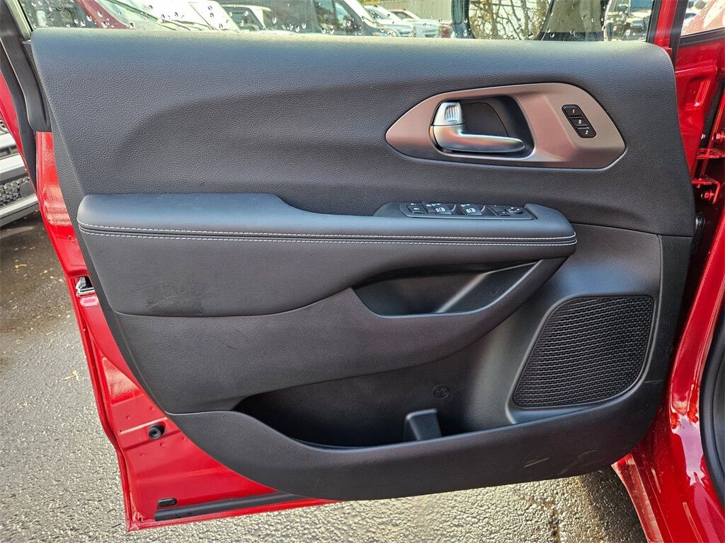 2026 Chrysler Pacifica Select Gresham OR