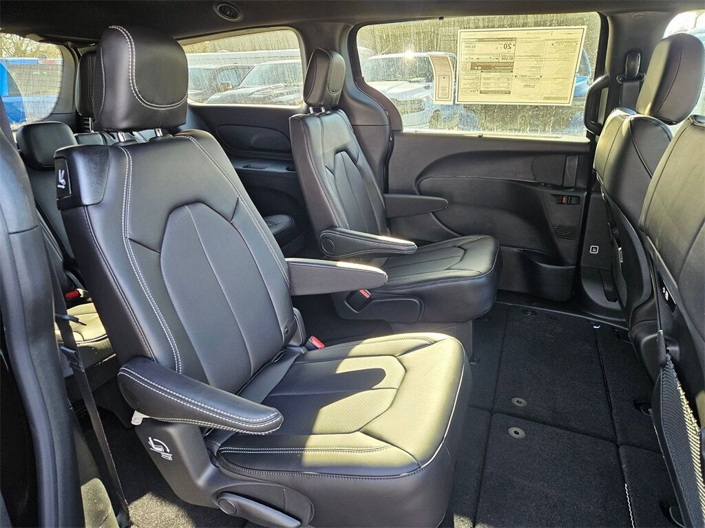 2026 Chrysler Pacifica Select Gresham OR