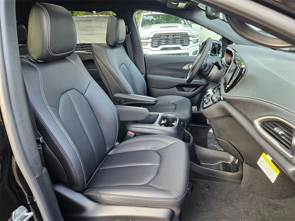 2026 Chrysler Pacifica Select Gresham OR