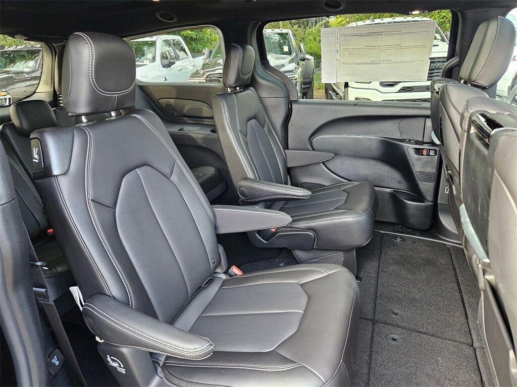 2026 Chrysler Pacifica Select Gresham OR