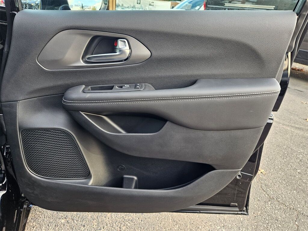 2026 Chrysler Pacifica Select Gresham OR