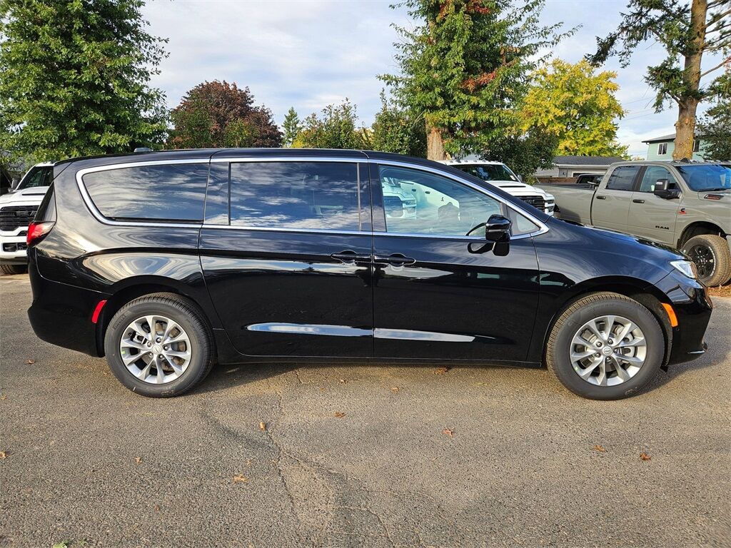 2026 Chrysler Pacifica Select Gresham OR