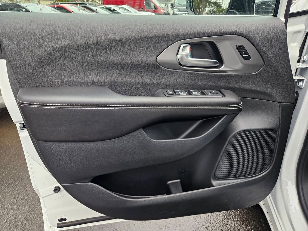 2026 Chrysler Pacifica Select Gresham OR