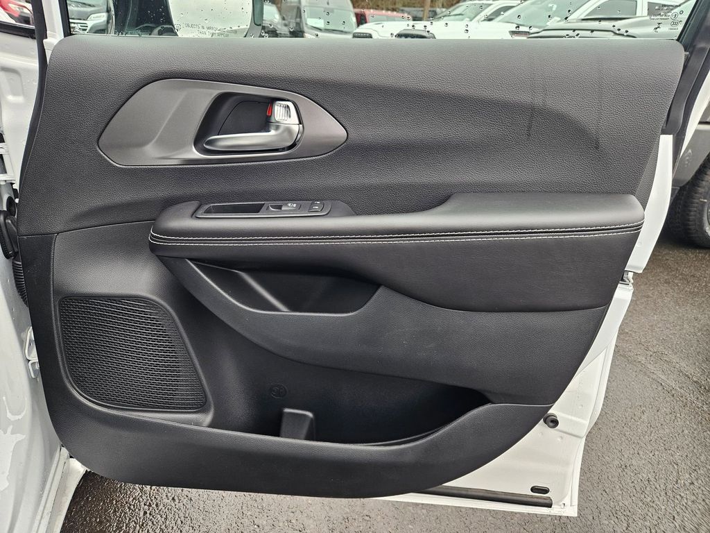 2026 Chrysler Pacifica Select Gresham OR