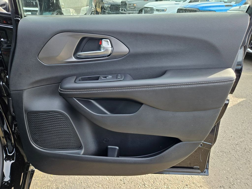 2026 Chrysler Pacifica Select Gresham OR