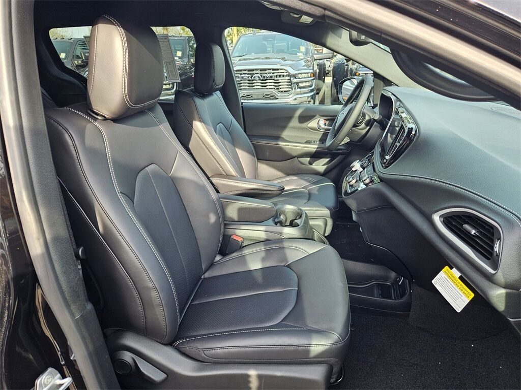 2026 Chrysler Pacifica Select Gresham OR