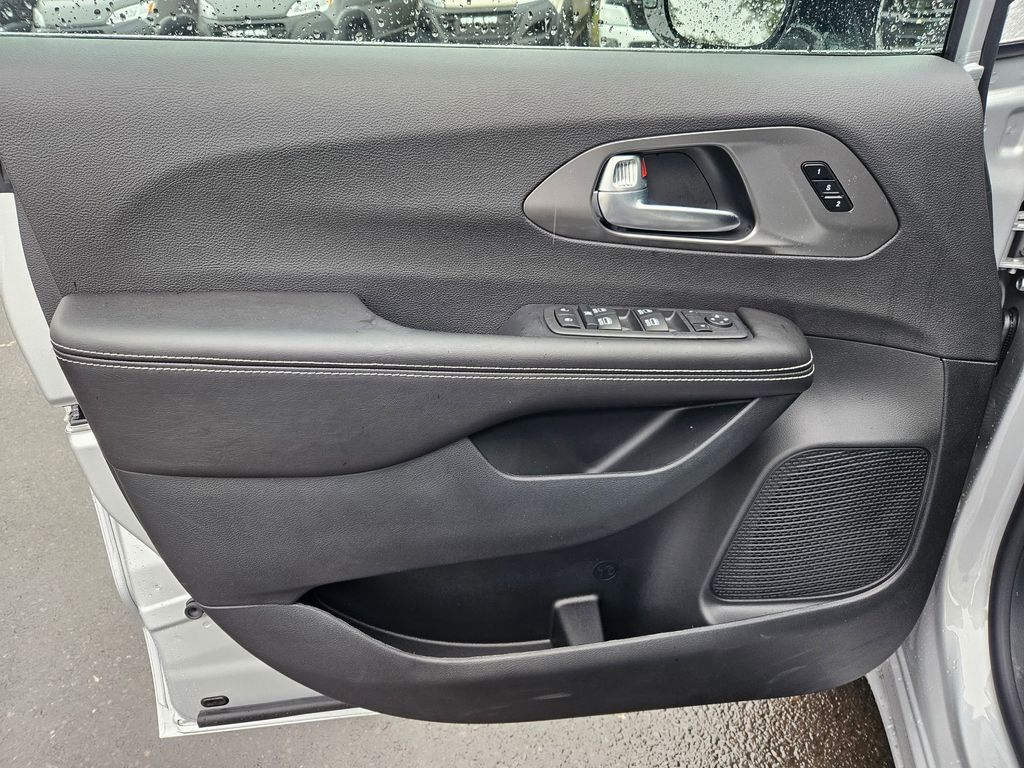 2026 Chrysler Pacifica Select Gresham OR
