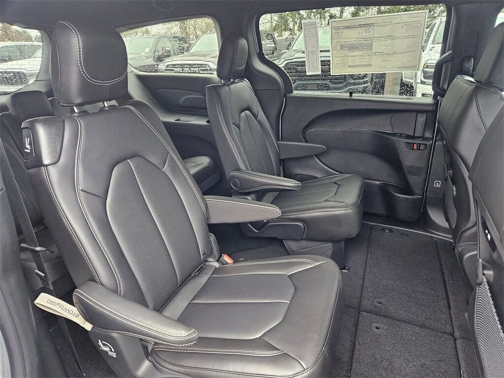 2026 Chrysler Pacifica Select Gresham OR