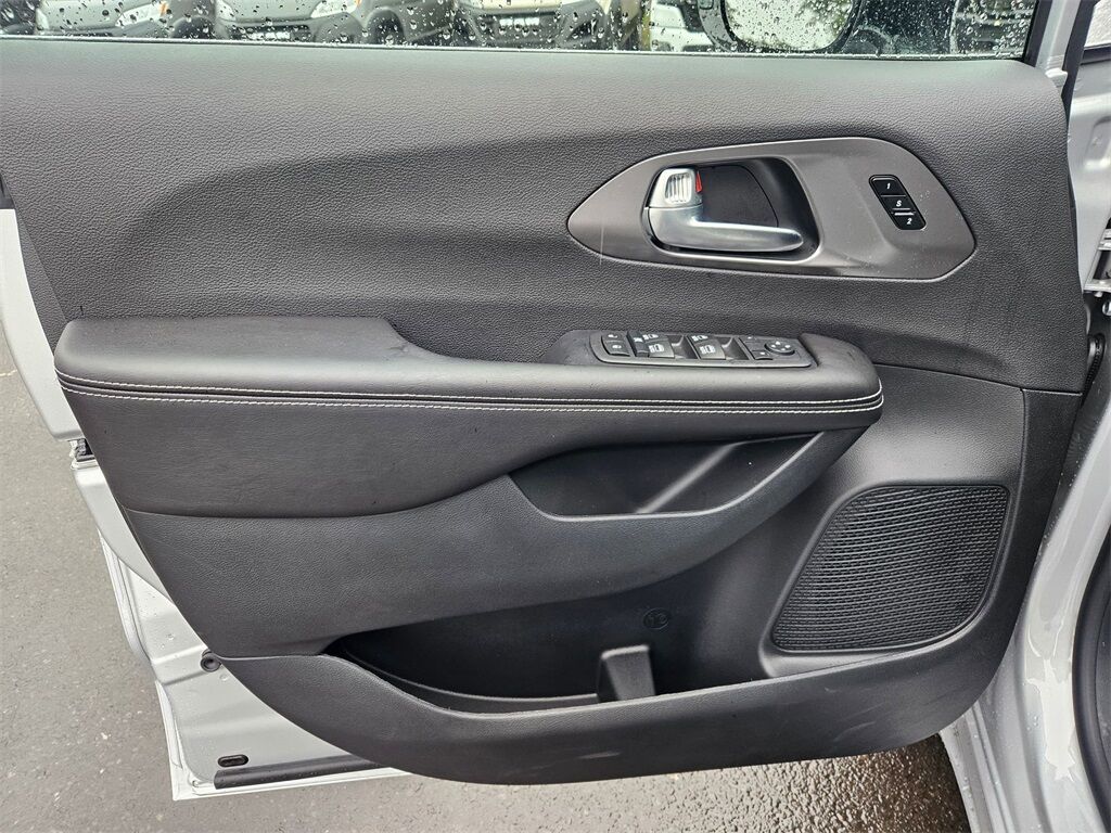 2026 Chrysler Pacifica Select Gresham OR