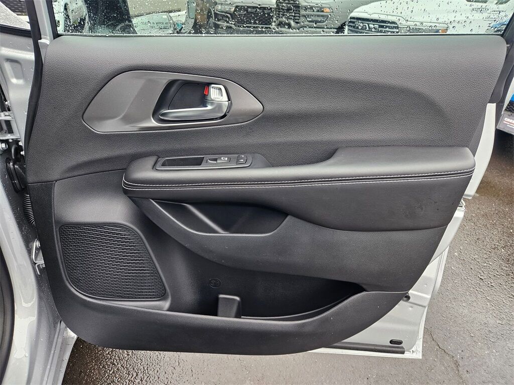 2026 Chrysler Pacifica Select Gresham OR