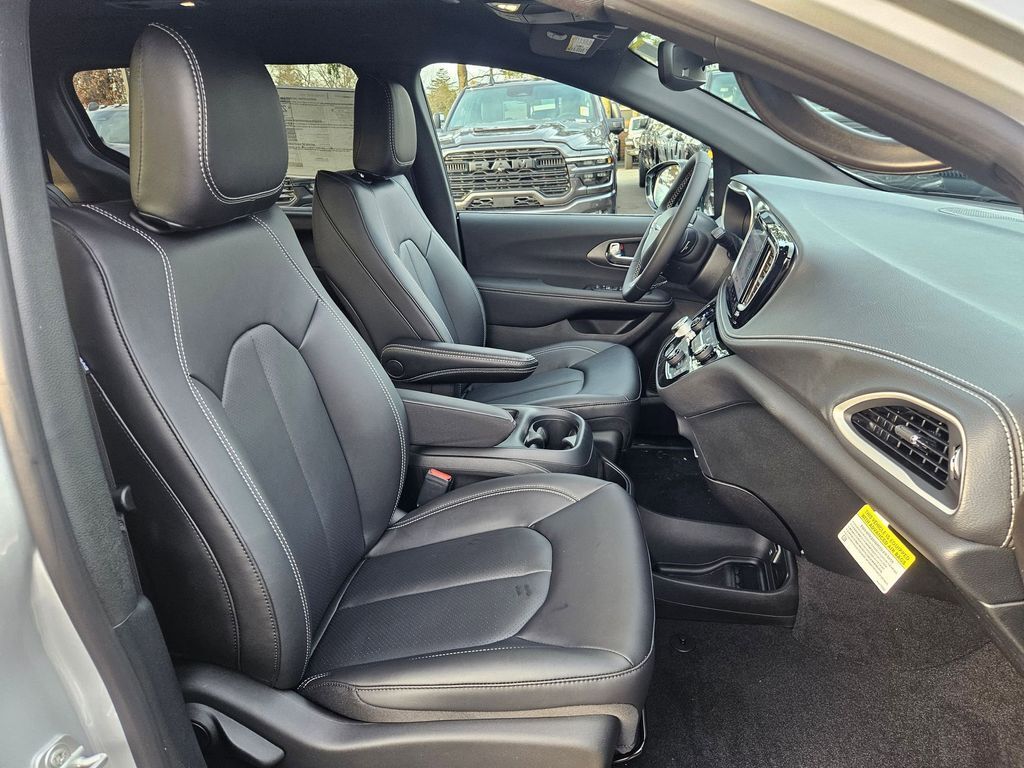 2026 Chrysler Pacifica Select Gresham OR