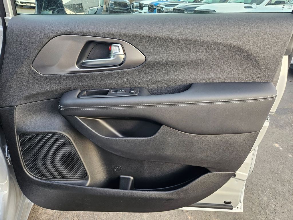 2026 Chrysler Pacifica Select Gresham OR