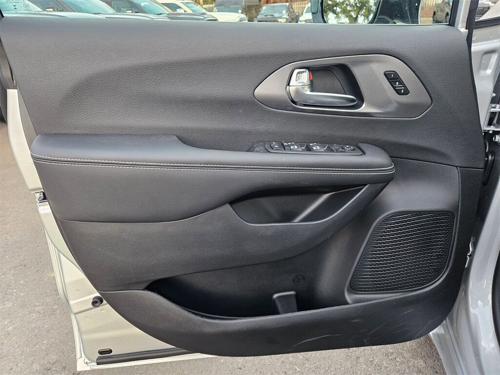 2026 Chrysler Pacifica Select Gresham OR