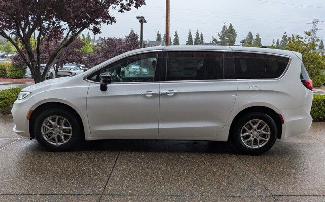 2026 Chrysler Pacifica Select Roseville CA