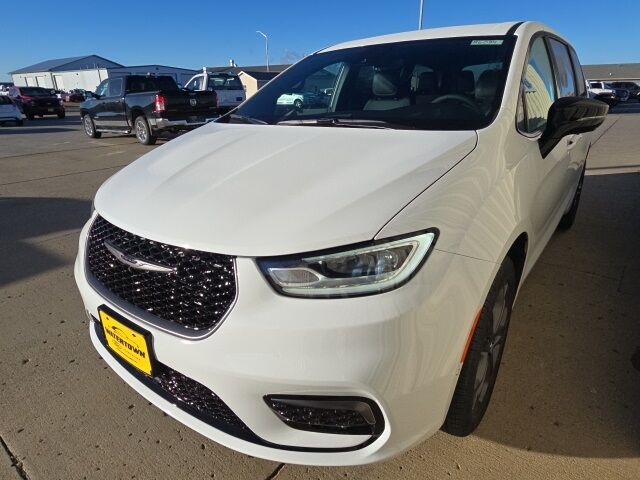 2026 Chrysler Pacifica Select Watertown SD