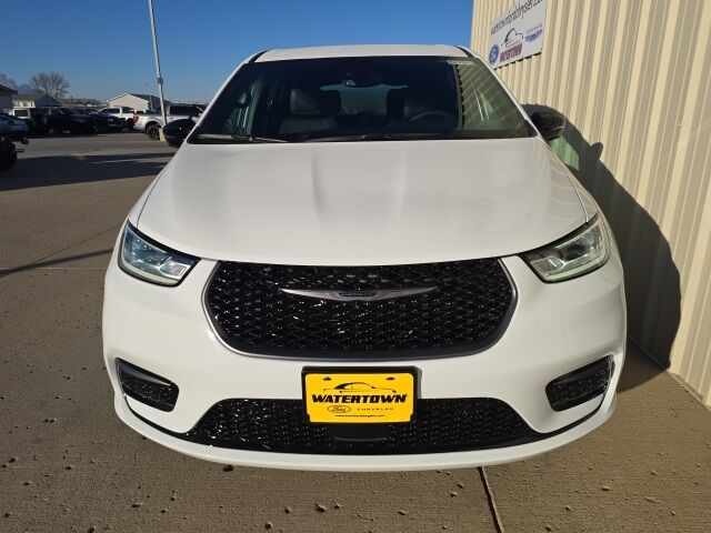 2026 Chrysler Pacifica Select Watertown SD