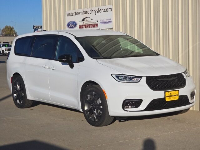 2026 Chrysler Pacifica Select Watertown SD