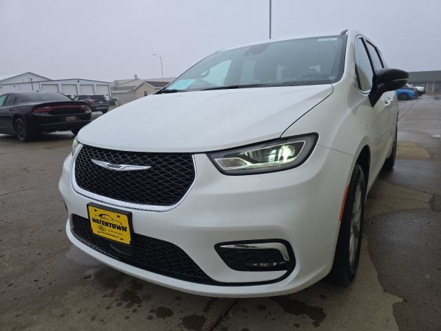 2026 Chrysler Pacifica Select Watertown SD