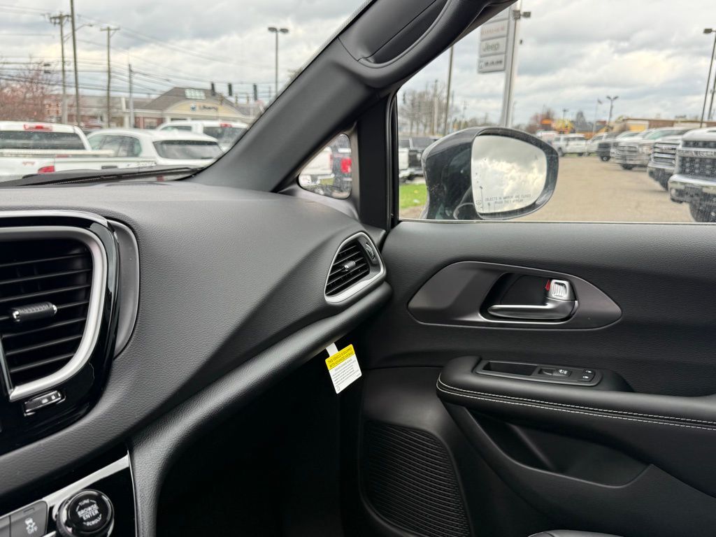 2026 Chrysler Voyager LX Crestwood KY