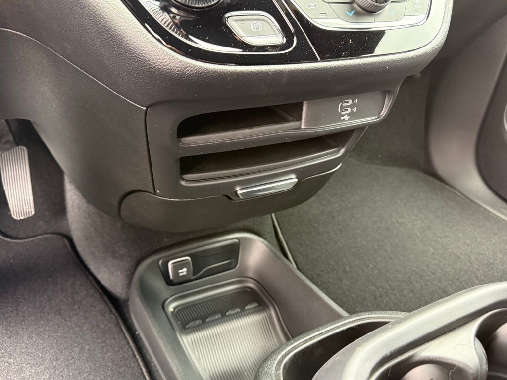 2026 Chrysler Voyager LX Crestwood KY