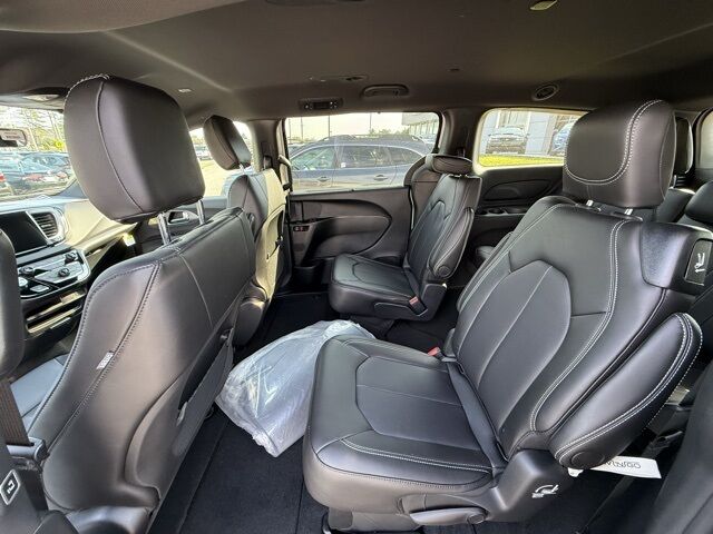 2026 Chrysler Voyager LX Crestwood KY