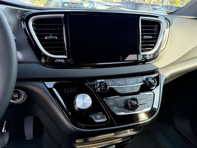 2026 Chrysler Voyager LX Crestwood KY