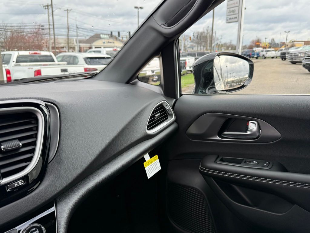 2026 Chrysler Voyager LX Crestwood KY