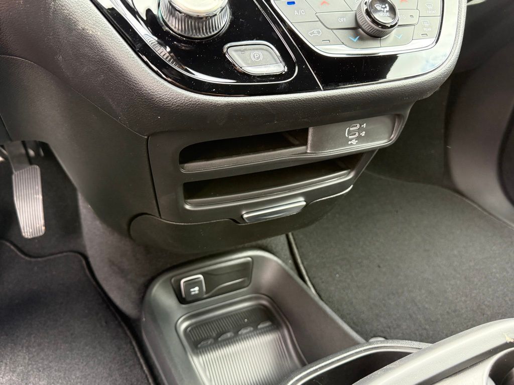 2026 Chrysler Voyager LX Crestwood KY