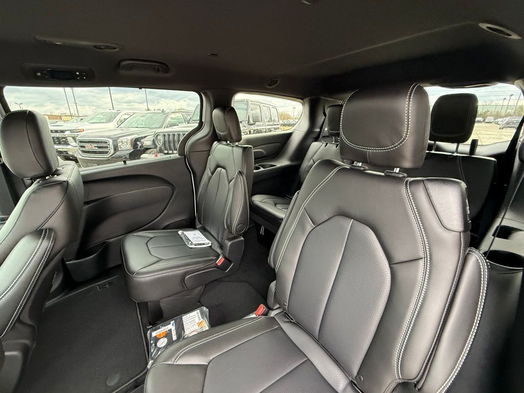 2026 Chrysler Voyager LX Crestwood KY