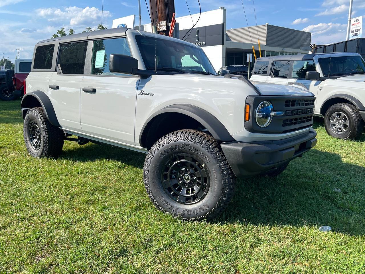 2026 Ford Bronco Big Bend W/ Matte Black Custom Garage
