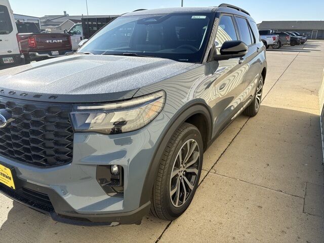 2026 Ford Explorer ST-Line photo 2