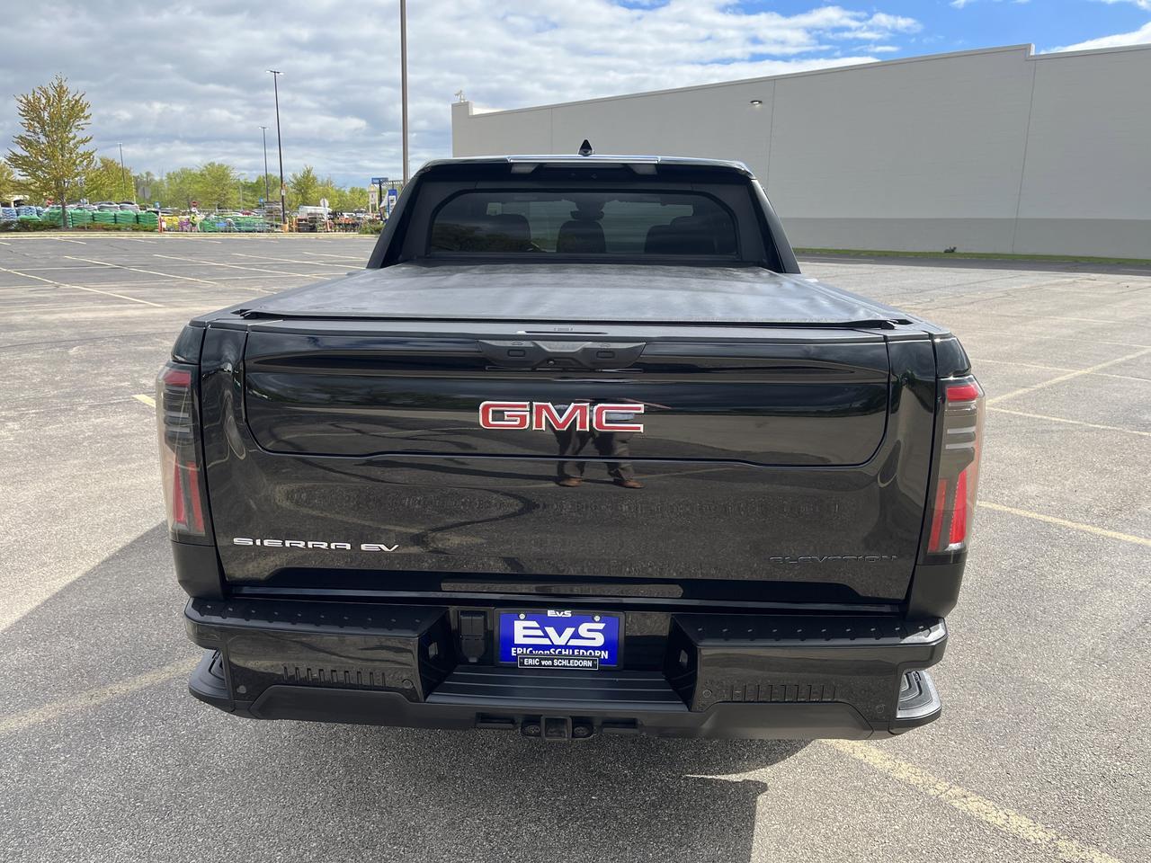2026 GMC Sierra EV Elevation Extended Range e4WD Premium TechPkgs w/22s Multi-ProTailgate Spray-OnBedliner AdptvCrz Saukville WI