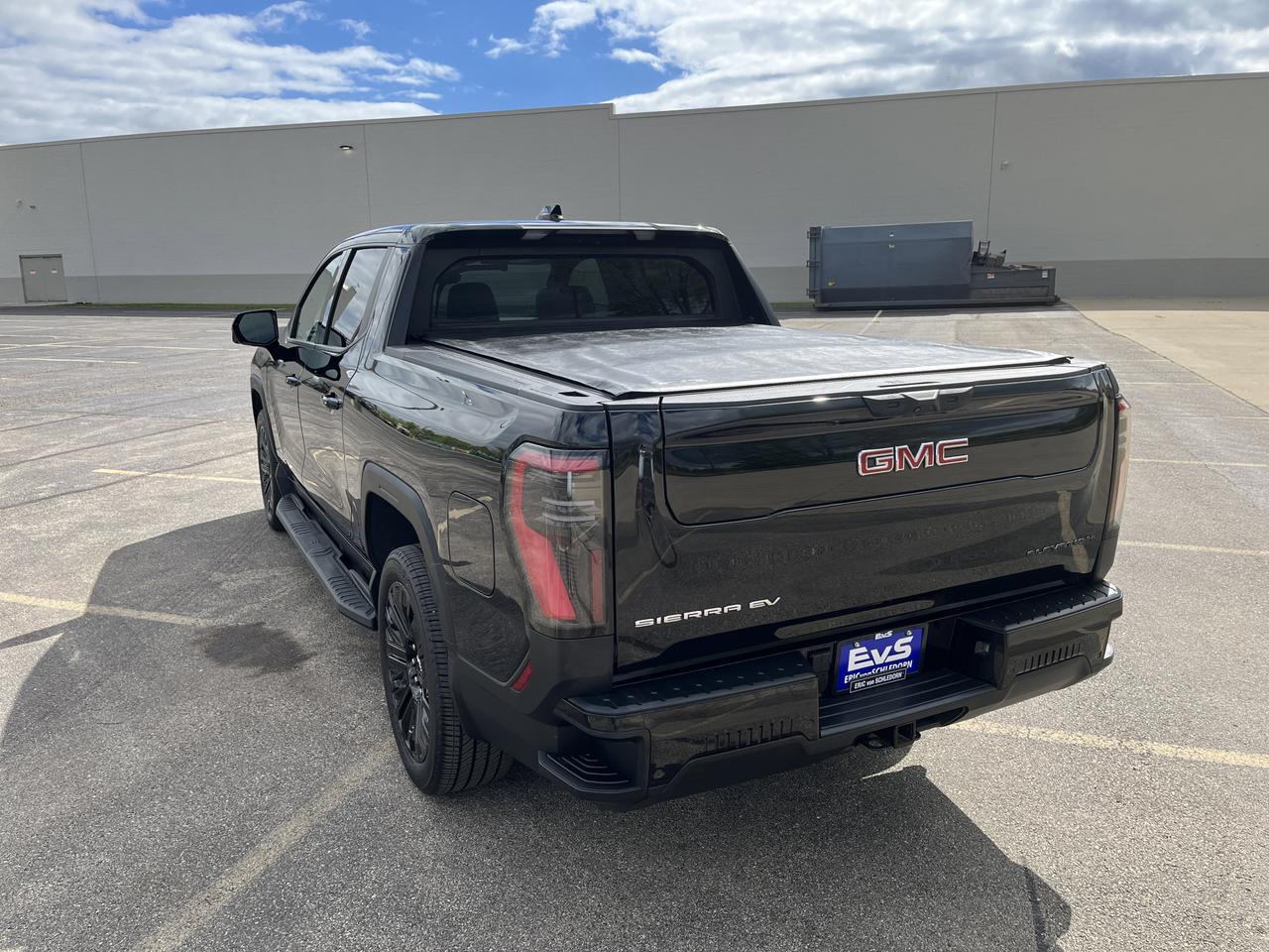 2026 GMC Sierra EV Elevation Extended Range e4WD Premium TechPkgs w/22s Multi-ProTailgate Spray-OnBedliner AdptvCrz Saukville WI