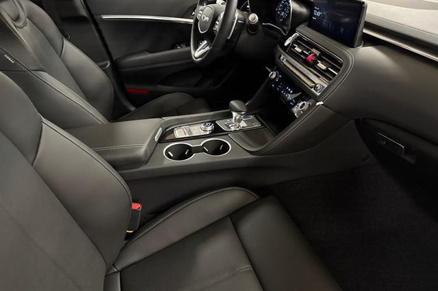 2026 Genesis G70 2.5T Standard