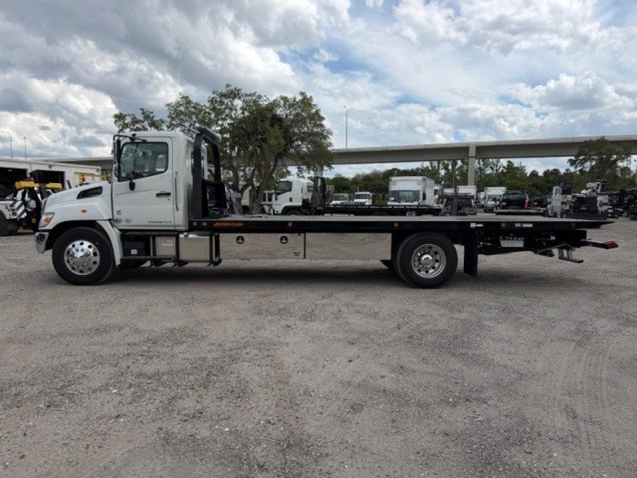 2026 Hino L7 Jerr-Dan 24' 8.5 Ton Rollback Car Carrier Truck