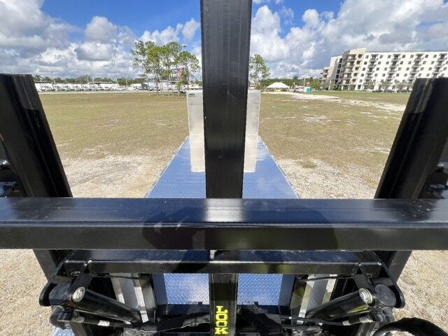 2026 Isuzu FTR 20' Aluminum Flatbed Truck with 4,000 lbs. Truck Mounted Forklif Homestead FL