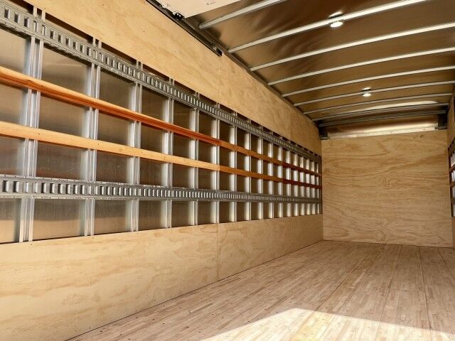 2026 Isuzu FTR 26&apos; Dry Box Truck with 3,300 lb. Lift Gate Homestead FL