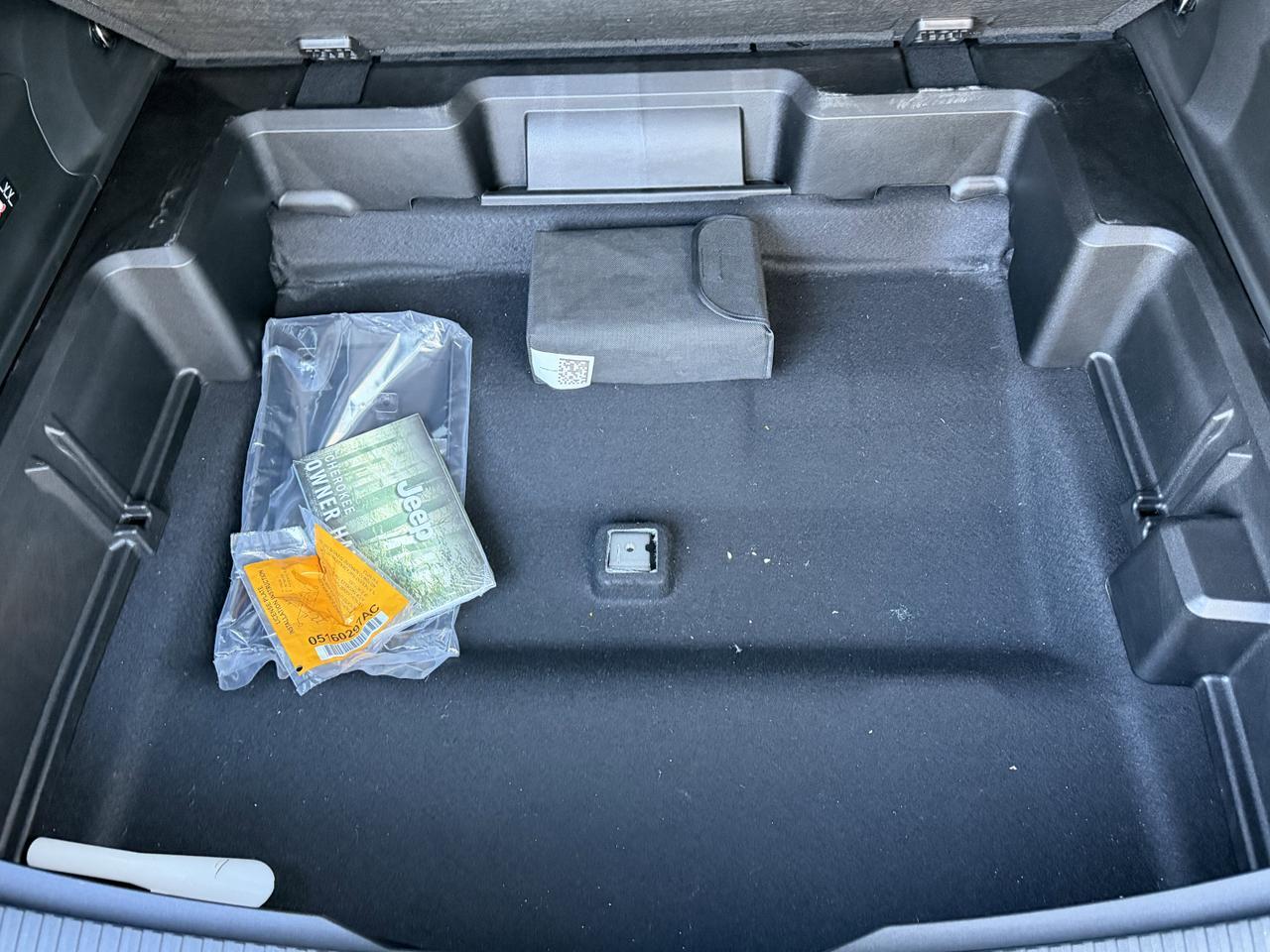 2026 Jeep Cherokee Limited 4WD Hybrid | Capri Leatherette Seats | 12IN Uconnect 5 | Power Liftgate | Heated Seats Redwater AB