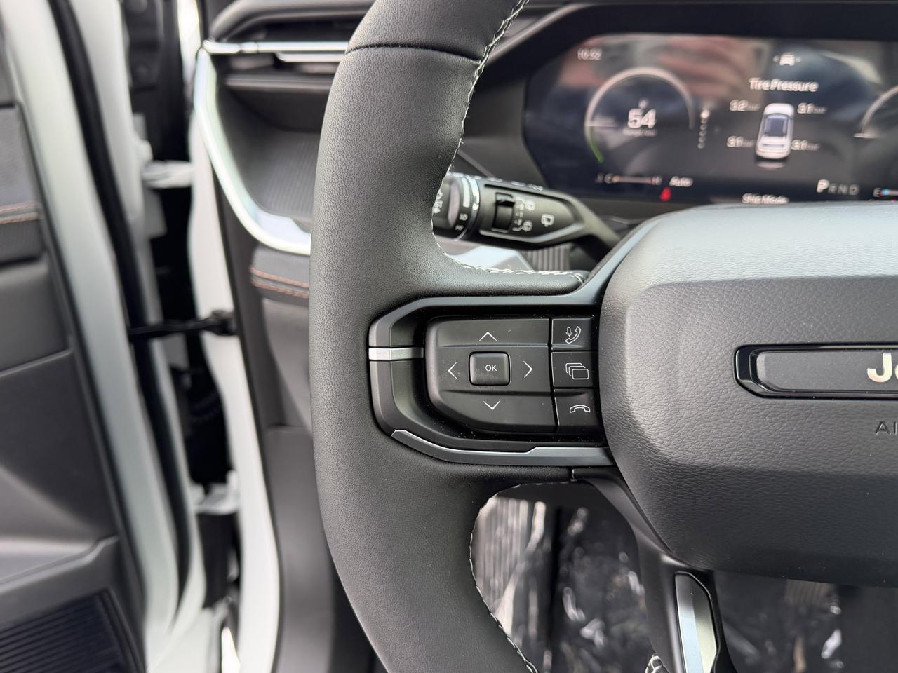 2026 Jeep Cherokee Overland 4x4 Hybrid SUV | Pano Sunroof | Heated Vented Seats | 360 Camera | Power Liftgate Redwater AB